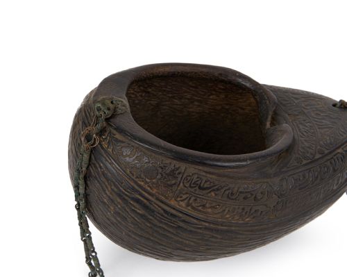 AN INSCRIBED COCO DE MAR KASHKUL AND SPIKE PERSIA 19TH CENTURY - ADDITIONAL PHOTO 4