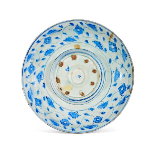A LARGE SAFAVID BLUE AND WHITE POTTERY DISH IRAN LATE 17TH EARLY 18TH CENTURY - ADDITIONAL PHOTO 1