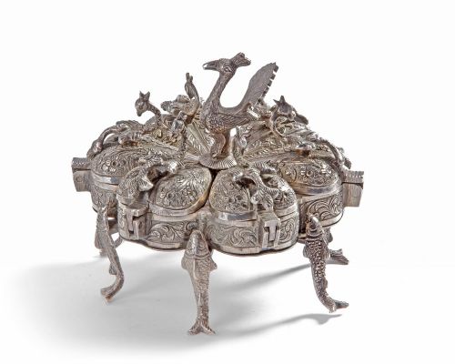 A FINE INDIAN SILVER PEACOCK BOXPANDAN 19TH CENTURY - ADDITIONAL PHOTO 1