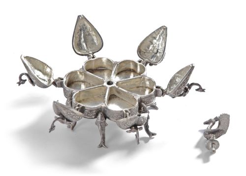A FINE INDIAN SILVER PEACOCK BOXPANDAN 19TH CENTURY - ADDITIONAL PHOTO 2