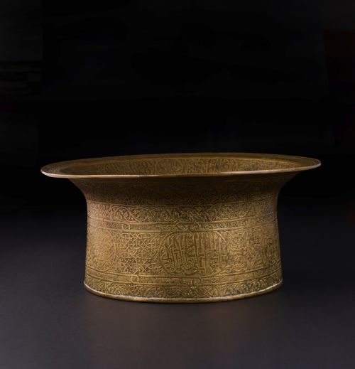 A MAMLUK ENGRAVED BRASS BASIN EGYPT OR SYRIA EARLY 16TH CENTURY - ADDITIONAL PHOTO 2