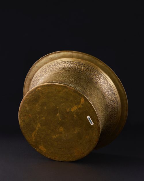 A MAMLUK ENGRAVED BRASS BASIN EGYPT OR SYRIA EARLY 16TH CENTURY - ADDITIONAL PHOTO 7