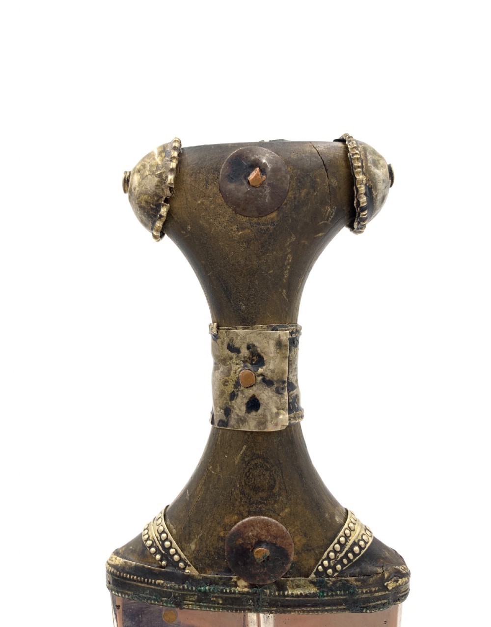 A curved Yemeni jambiya dagger in an intricately decorated silver sheath with a matching silver-mounted hilt. View VII