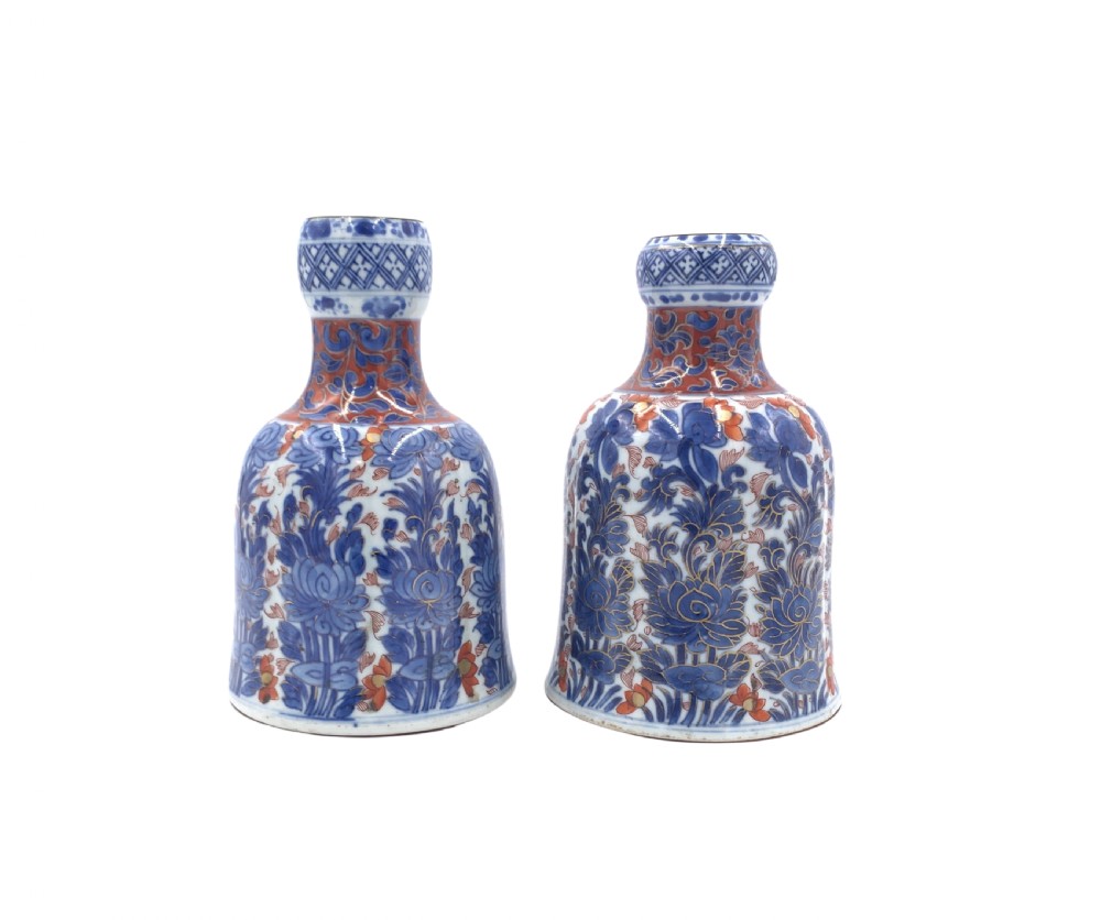 PAIR OF CHINESE IMARI DECANTERS, PHOENIX. KANGXI PERIOD, 18TH CENTURY 