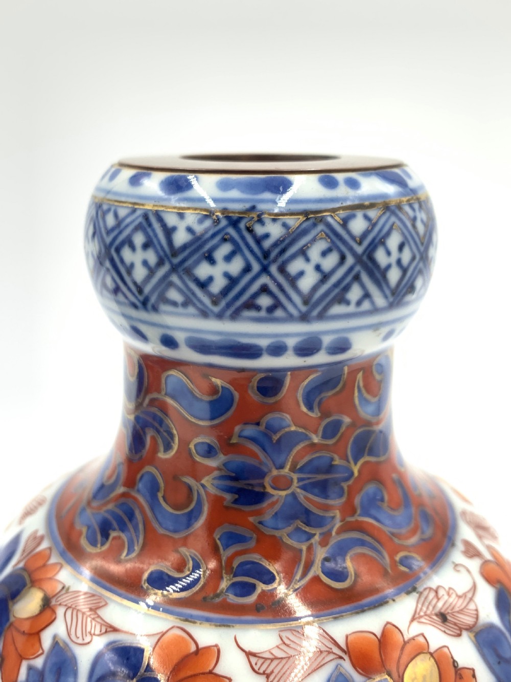 PAIR OF CHINESE IMARI DECANTERS, PHOENIX. KANGXI PERIOD, 18TH CENTURY  View VI