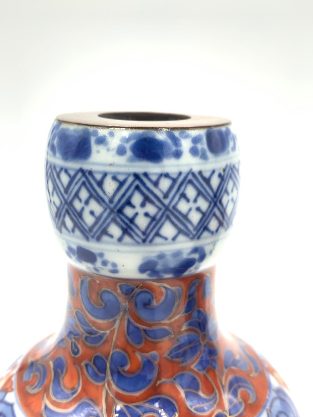PAIR OF CHINESE IMARI DECANTERS, PHOENIX. KANGXI PERIOD, 18TH CENTURY  View VII
