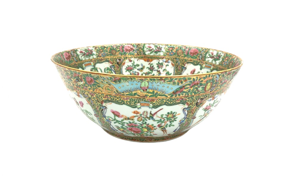 LARGE CHINESE CANTON FAMILLE ROSE BOWL, 19TH CENTURY 