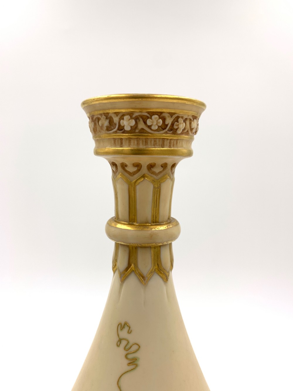 LATE 19TH CENTURY ROYAL WORCESTER CERAMIC BUD VASE  View V