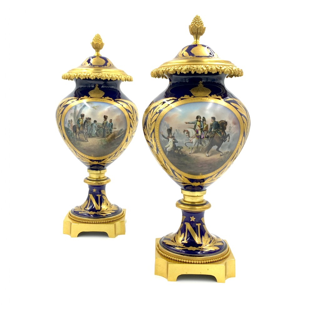 A FINE PAIR OF SEVRES STYLE NAPOLEONIC PORCELAIN VASES 