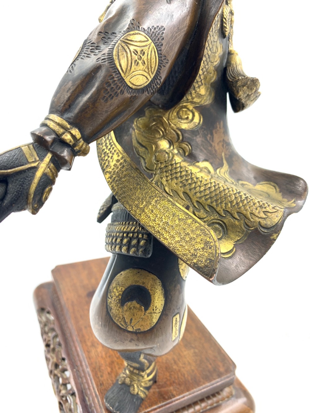 LARGE SIGNED JAPANESE PARCEL GILT BRONZE FIGURE, MEIJI PERIOD  View XI