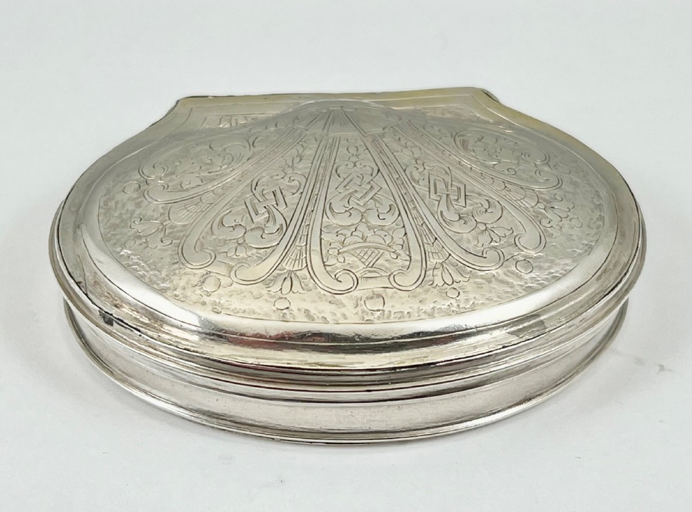 Queen Anne or George I silver snuff box c1710-1725 View II
