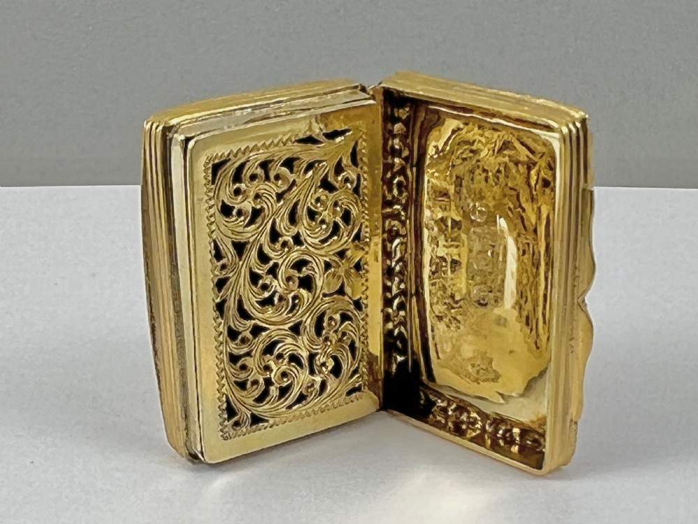 William IV silver gilt vinaigrette “Windsor Castle” top, 1836 View IX