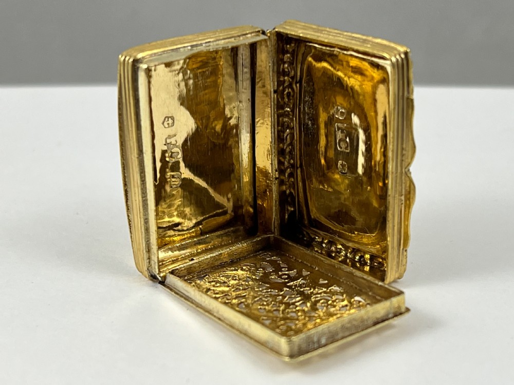 William IV silver gilt vinaigrette “Windsor Castle” top, 1836 View X