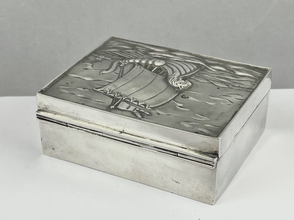 









Iona Alexander Ritchie silver jewellery box, Chester 1912 View IV
