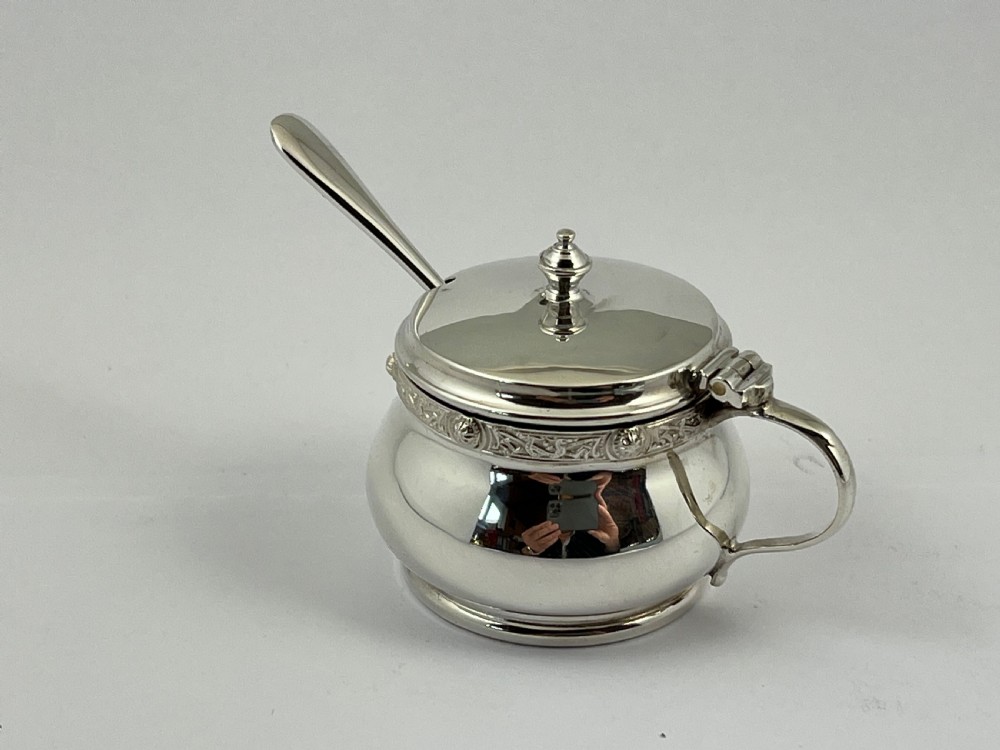 Cased 9 piece antique silver condiment set by Henderson & Sorley. Glasgow 1936 View VIII