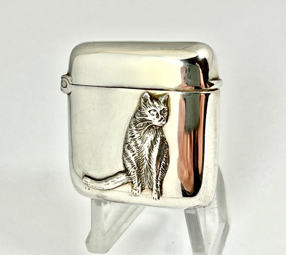 





Victorian silver “cat” vesta case, Birmingham 1894