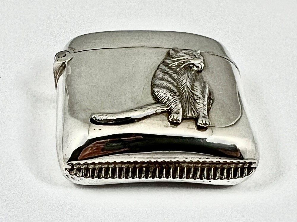 





Victorian silver “cat” vesta case, Birmingham 1894 View VI