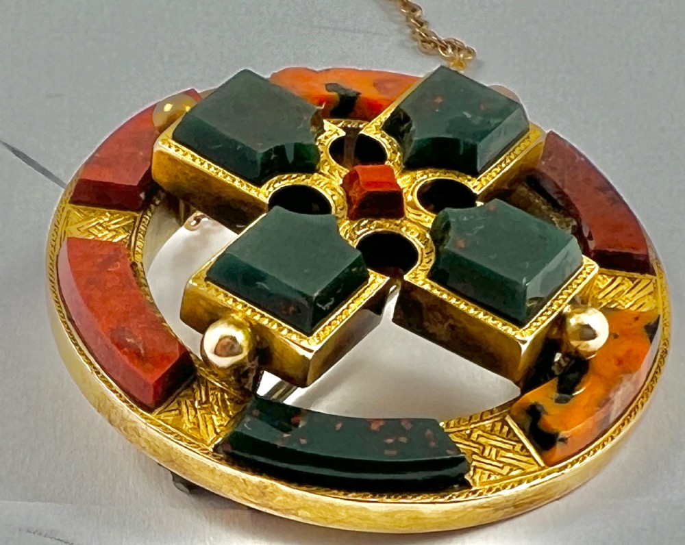 Scottish antique gold and agate brooch, Victorian c.1880 View V