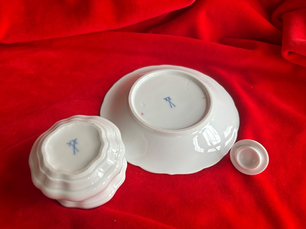 A white Meissen porcelain inkwell featuring hand-painted floral sprigs, a scalloped base plate, fluted inkwell body, and fitted porcelain lid with finial. View III