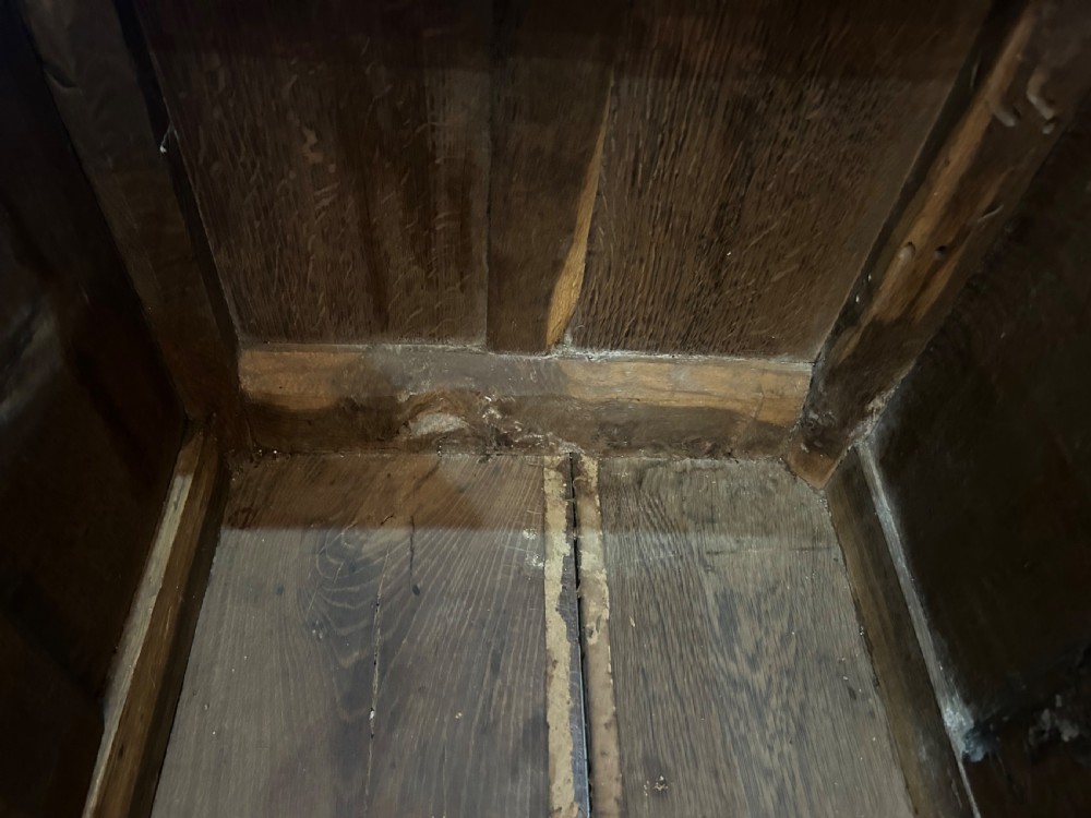 Antique coffer View XVI