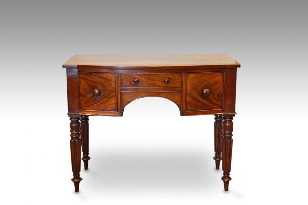 Georgian mahogany dressing table/small sideboard