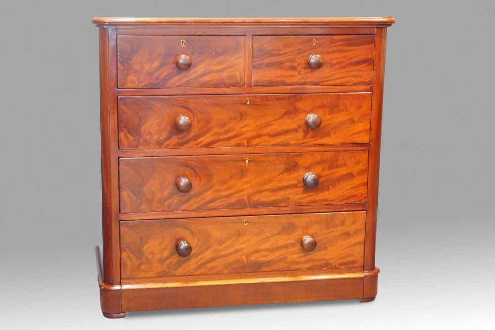 Victorian mahogany chest of drawers