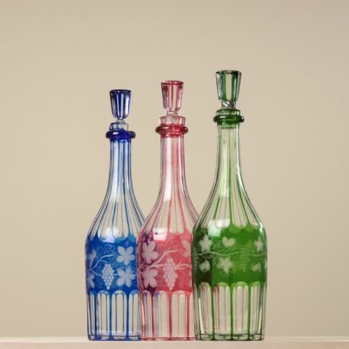 A SET OF THREE 19TH CENTURY GLASS BOTTLES - ADDITIONAL PHOTO 1