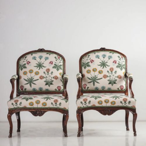 A PAIR OF LOUIS XV ARMCHAIRS - ADDITIONAL PHOTO 1