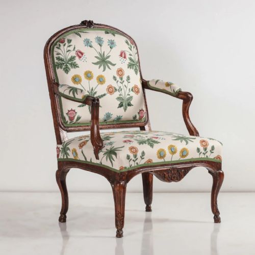 A PAIR OF LOUIS XV ARMCHAIRS - ADDITIONAL PHOTO 2