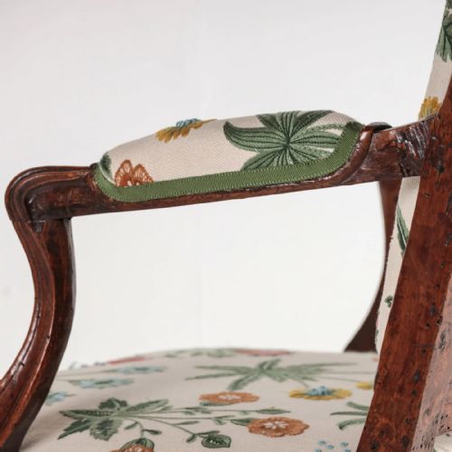 A PAIR OF LOUIS XV ARMCHAIRS - ADDITIONAL PHOTO 5