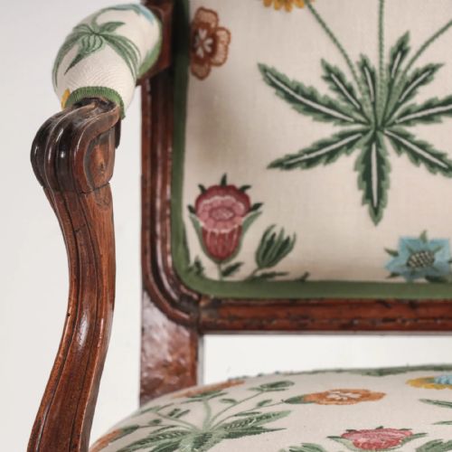 A PAIR OF LOUIS XV ARMCHAIRS - ADDITIONAL PHOTO 7
