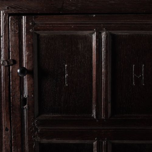 A 17TH CENTURY OAK CUPBOARD - ADDITIONAL PHOTO 8
