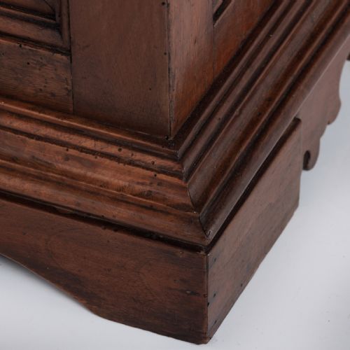 A 19TH CENTURY TUSCAN WALNUT CUPBOARD - ADDITIONAL PHOTO 3