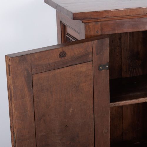 A 19TH CENTURY TUSCAN WALNUT CUPBOARD - ADDITIONAL PHOTO 7