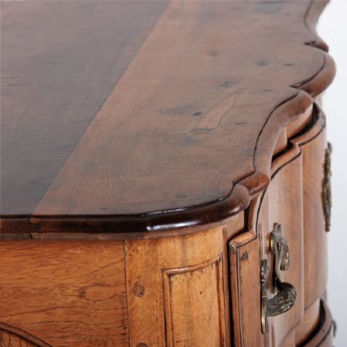 A 19TH CENTURY FRENCH WALNUT COMMODE - ADDITIONAL PHOTO 3