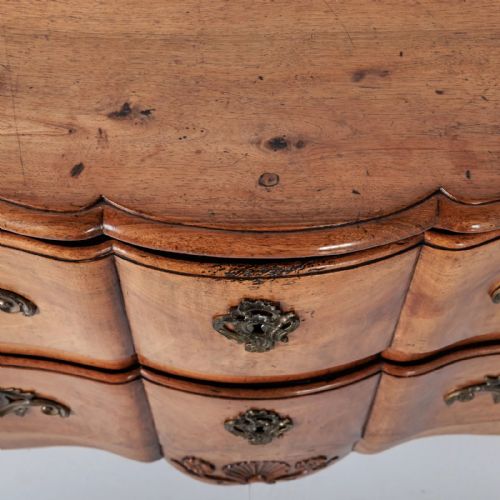 A 19TH CENTURY FRENCH WALNUT COMMODE - ADDITIONAL PHOTO 6