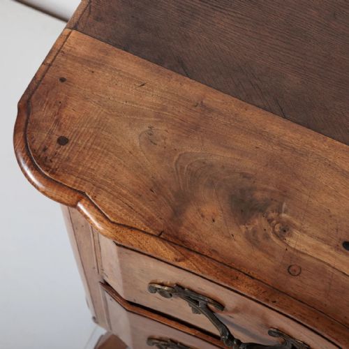 A 19TH CENTURY FRENCH WALNUT COMMODE - ADDITIONAL PHOTO 8