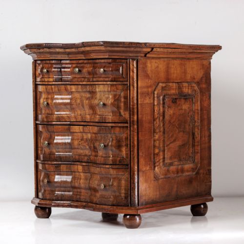 AN 18TH CENTURY BAVARIAN CHEST
