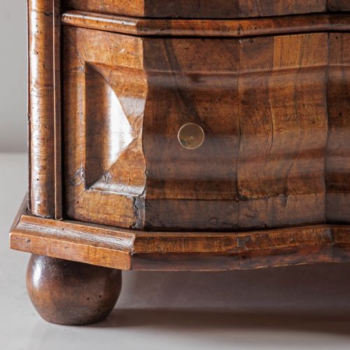 AN 18TH CENTURY BAVARIAN CHEST - ADDITIONAL PHOTO 8