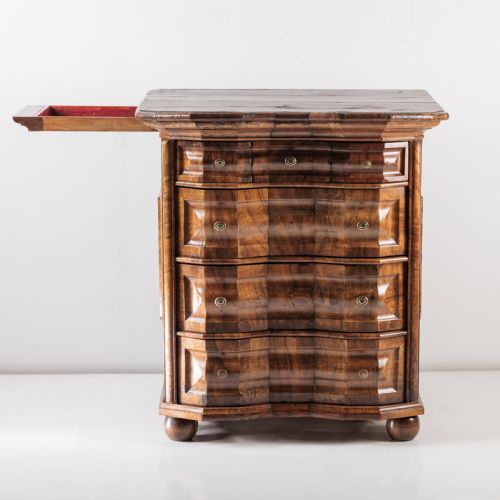 AN 18TH CENTURY BAVARIAN CHEST - ADDITIONAL PHOTO 9
