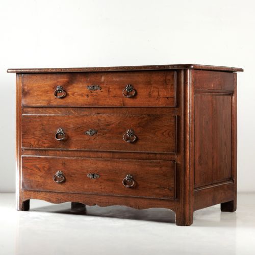 A 19TH CENTURY PROVINCIAL CHEST OF DRAWERS - ADDITIONAL PHOTO 4