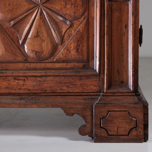 A 17TH CENTURY GENOESE WALNUT CABINET - ADDITIONAL PHOTO 5
