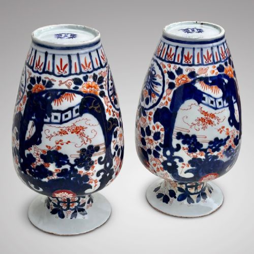 PAIR OF IMARI VASES - ADDITIONAL PHOTO 1
