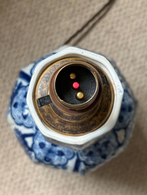 A PAIR OF 19TH CENTURY DELFT BLUE AND WHITE TABLE LAMPS - ADDITIONAL PHOTO 4