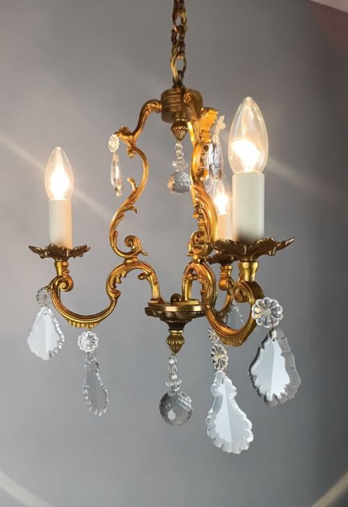 FRENCH GILDED BRONZE CRYSTAL TRIPLE LIGHT ANTIQUE CHANDELIER - ADDITIONAL PHOTO 5