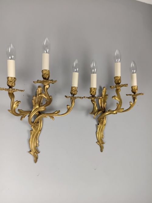 PAIR OF ANTIQUE FRENCH GILDED BRONZE ROCOCO TRIPLE ARM WALL SCONCES LIGHTS REWIRED - ADDITIONAL PHOTO 3