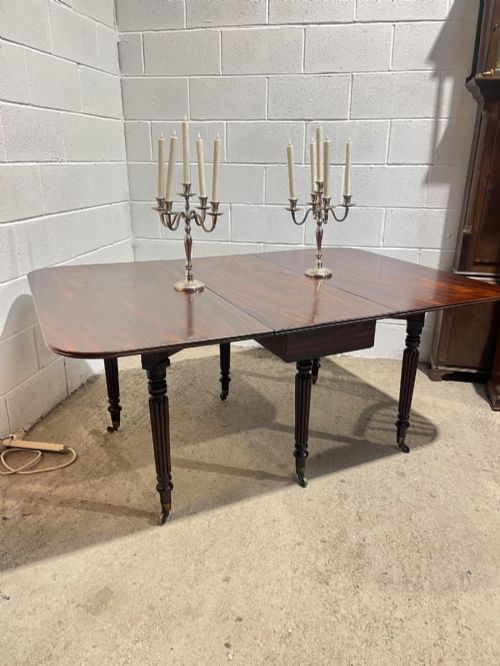 A 19th Century Mahogany Dining Table in the Manner Of Gillows