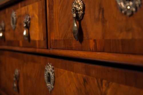 WALNUT AND YEW WOOD BANDED CHEST OF DRAWERS - ADDITIONAL PHOTO 2