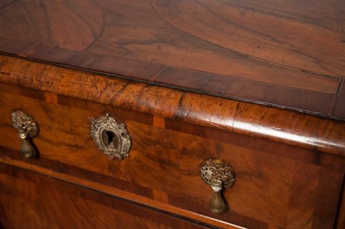 WALNUT AND YEW WOOD BANDED CHEST OF DRAWERS - ADDITIONAL PHOTO 3