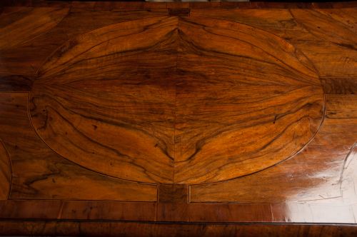 WALNUT AND YEW WOOD BANDED CHEST OF DRAWERS - ADDITIONAL PHOTO 4